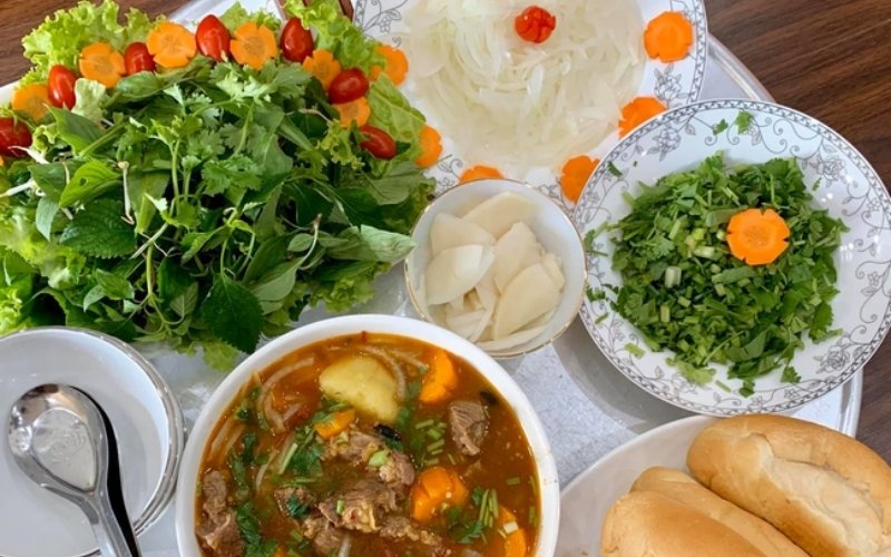 Cách nấu thịt bò sốt vang miền Bắc thật ngon và chi tiết 12 Kết hợp rau sống làm đa dạng món ăn