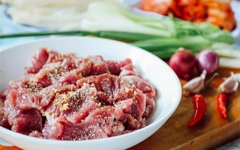 Cách nấu thịt bò sốt vang miền Bắc thật ngon và chi tiết 3 Ướp sẵn thịt với muối và tiêu