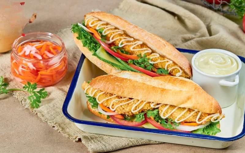 Bánh mì kẹp với rau củ tươi cung cấp dinh dưỡng tốt cho sức khỏe