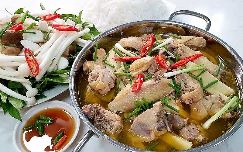 Gà nấu măng thanh mát thơm ngon là món ăn truyền thống hấp dẫn