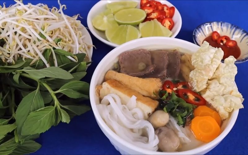 Phở chay không chỉ thơm ngon mà còn bổ dưỡng với nước dùng thanh ngọt từ rau củ