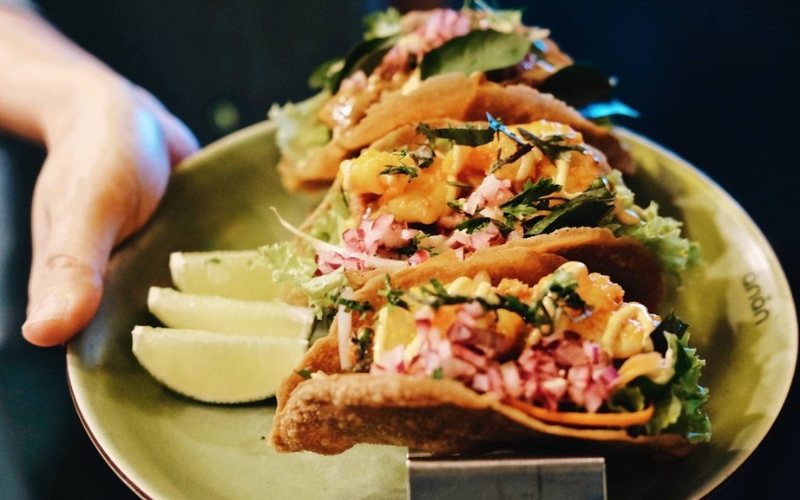 Bánh xèo taco kết hợp tinh tế ẩm thực fusion giữa Việt Nam và Mexico