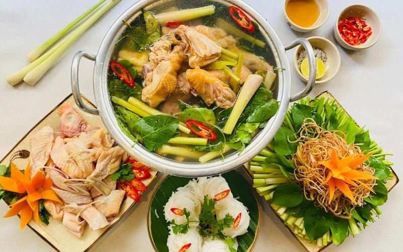 Lẩu gà lá giang chua ngọt với nước dùng gà thơm