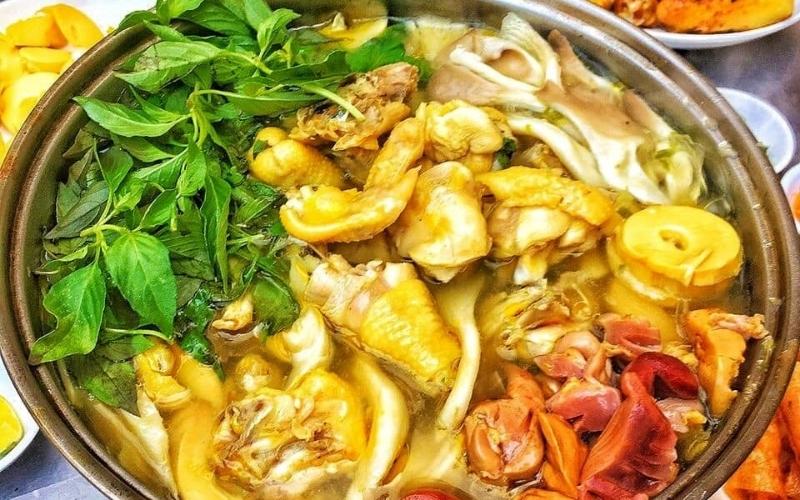 Lẩu gà lá giang nhẹ nhàng không cay phù hợp khẩu vị dịu