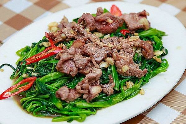 Rau muống xào tỏi là món ăn thanh mát dễ làm và hấp dẫn