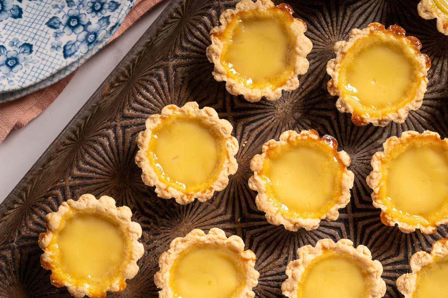 Đổ nhân vào vỏ bánh đã nướng sơ cho bánh tart trứng thêm ngon