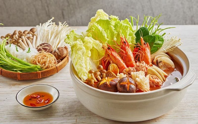 Lẩu Tom Yum Thái cay thơm nấu cùng hải sản tươi