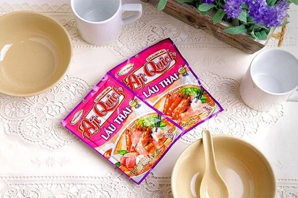 Nấu nước lẩu bằng gói lẩu Thái tiện lợi và phổ biến