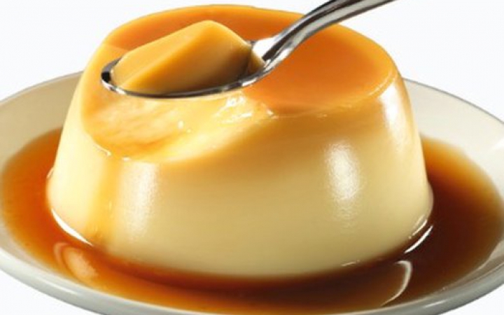 Kiểm tra bánh để đảm bảo flan mềm mịn và xốp hoàn hảo