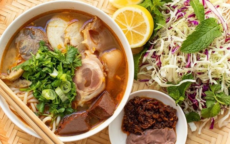 Bún bò Huế nổi tiếng với nước dùng đậm đà và gia vị đặc trưng