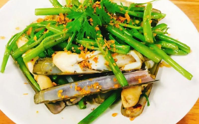 Ốc móng tay xào rau muống